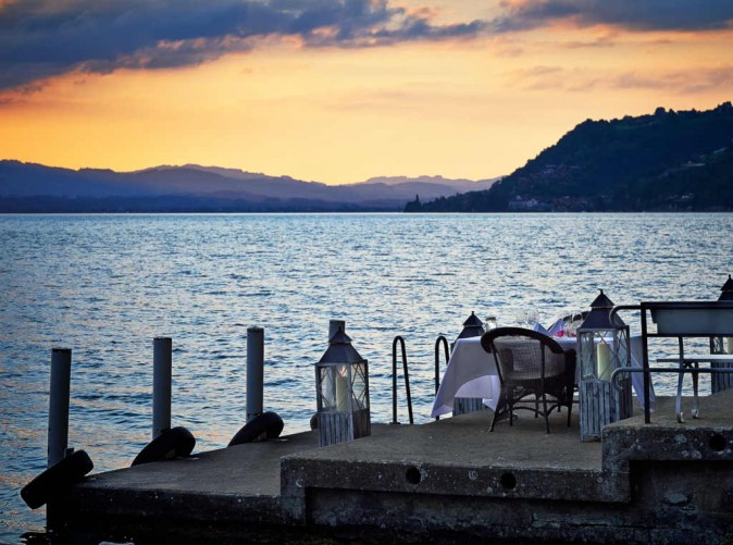 2_BEATUS_See mit Tisch auf Anlegestelle  - Schoene Aussichten Touristik